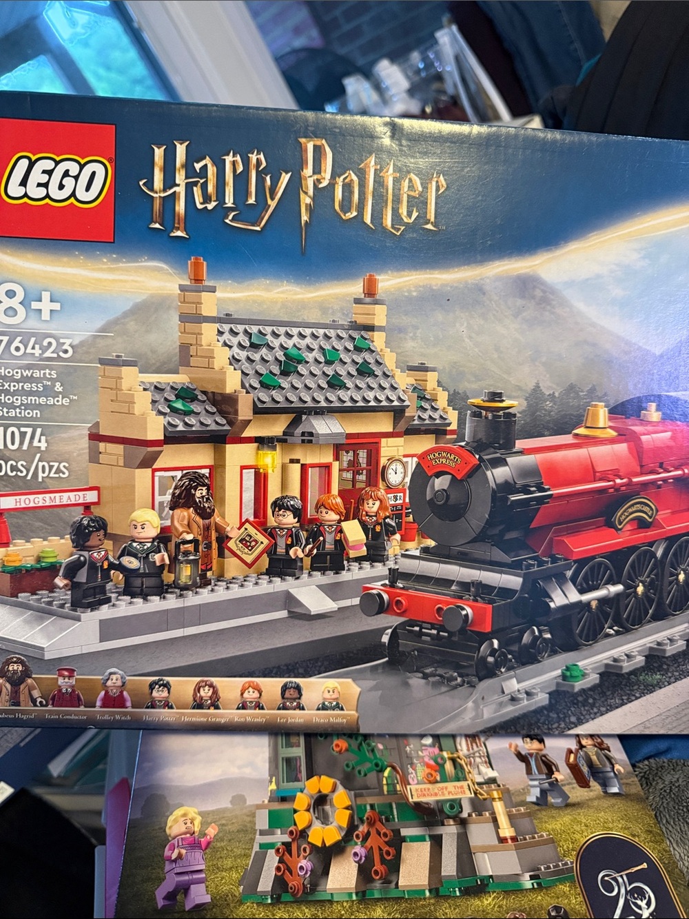 LEGO Harry Potter Red and Black Hogwarts Express Train Set with Tan Station